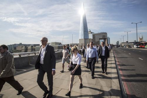 Không chỉ có Việt Nam, Ấn Độ hay Pakistan, nước Anh và cả châu Âu đang phải trải qua những ngày nóng nhất trong lịch sử. Hiện người dân Anh cảm thấy nơi mình sinh sống còn khủng khiếp hơn cả sa mạc Sahara.