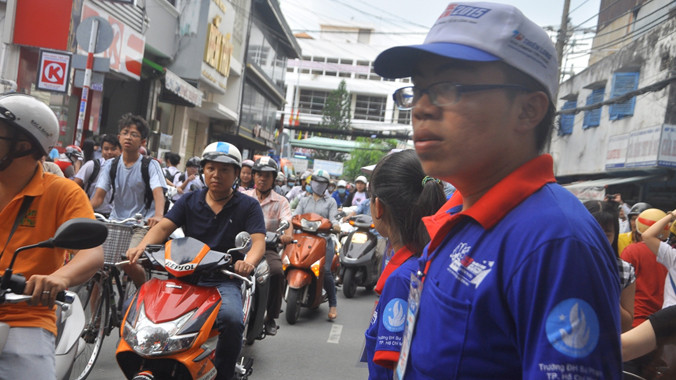 Các TNV đứng giữa lòng đường làm giải phân cách giao thông.