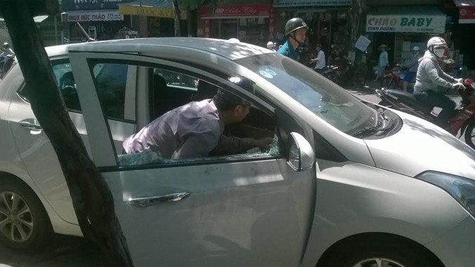 Kính xe bị đập vỡ hoàn toàn.