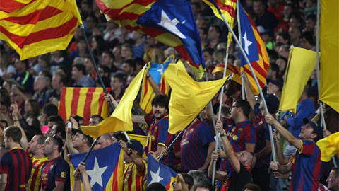 CĐV Barca đang làm khổ đội nhà.