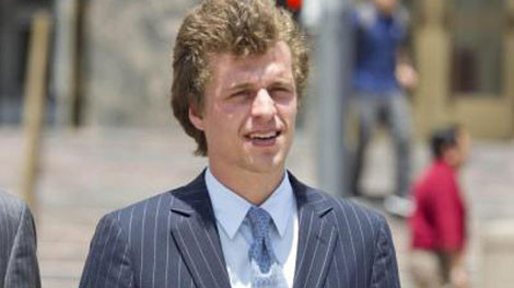 "Thiếu gia" C. Hilton rời trụ sở Tòa án Los Angeles sau khi có phán quyết.