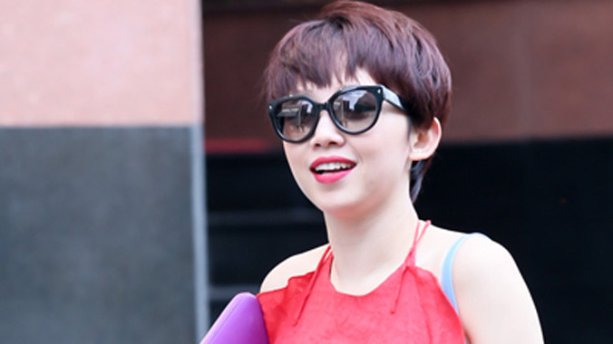 Từ một cô bé tóc xù dễ thương, Tóc Tiên bất ngờ cắt phăng mái tóc, để kiểu pixie cá tính và quyến rũ.