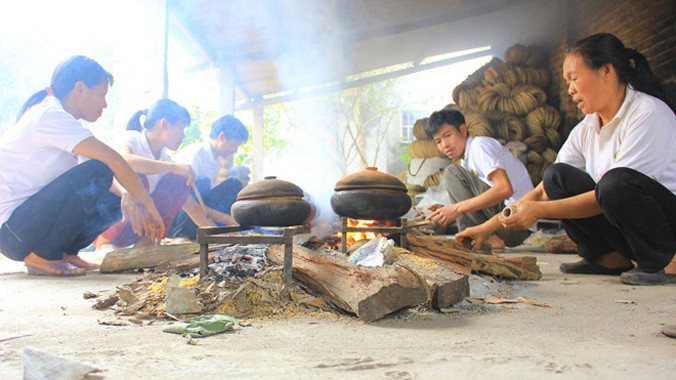 Người kho cá thuê thường là những người có tuổi đời 30–40 tuổi có kinh nghiệm kho cá. Ảnh: Tú Anh/ Zing