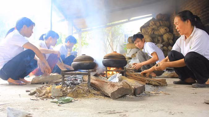 Người kho cá thuê thường là những người có tuổi đời 30–40 tuổi có kinh nghiệm kho cá. Ảnh: Tú Anh/ Zing
