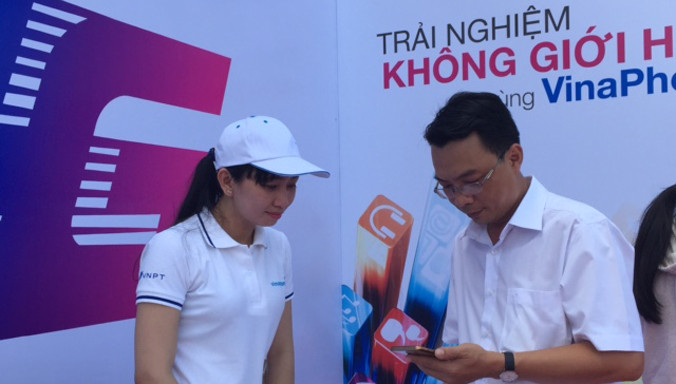 Các khách hàng đăng ký đổi sim 4G miễn phí để trải nghiệm dịch vụ.