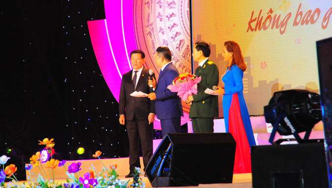 Bí thư Tỉnh ủy Nghệ An Hồ Đức Phớc (thứ nhất từ trái sang) tại lễ tiếp nhận tiền ủng hộ người nghèo. Ảnh: Quang Long.