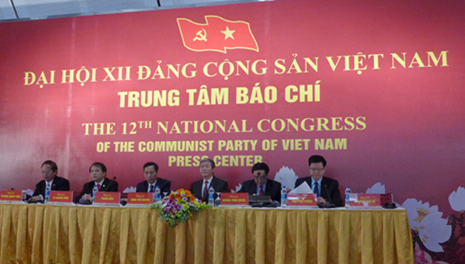 Ông Đinh Thế Huynh - Ủy viên Bộ Chính trị, Bí thư Trung ương Đảng, Trưởng Ban Tuyên giáo Trung ương - và lãnh đạo các bộ, ngành chủ trì cuộc họp báo.