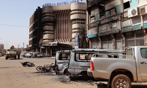 Hiện trường bên ngoài khách sạn Splendid ở thủ đô Ouagadougou, Burkina Faso. Ảnh: CNN.
