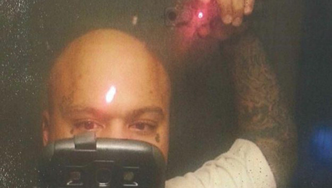 Bức ảnh tự sướng khiến Farrad phải ngồi tù hơn 15 năm.