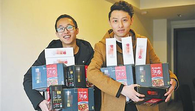 Nhân viên công ty mạng ở Trùng Khánh được tặng mỳ ăn liền làm quà tết. Ảnh: Ifeng.