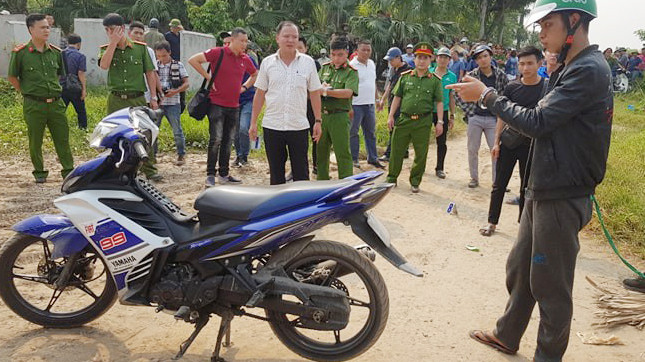 Hai đối tượng thực nghiệm lại hiện trường.