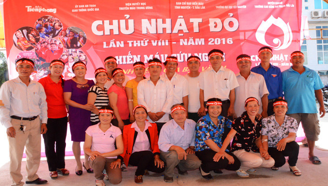 Đại diện Ban ATGT tỉnh chụp ảnh cùng đoàn hiến máu xã Ea Ô.