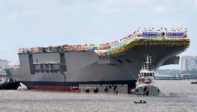 Tàu sân bay INS Vikrant đầu tiên do Ấn Độ tự chế tạo với 90% được nội địa hóa tại nhà máy đóng tàu Kochi, bang Kerala. Ảnh: AFP/TTXVN.