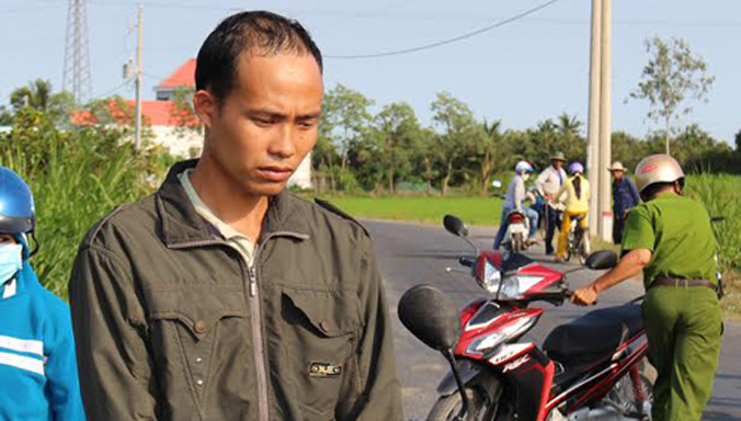 Cảnh sát đưa Lập dựng lại hiện trường. 