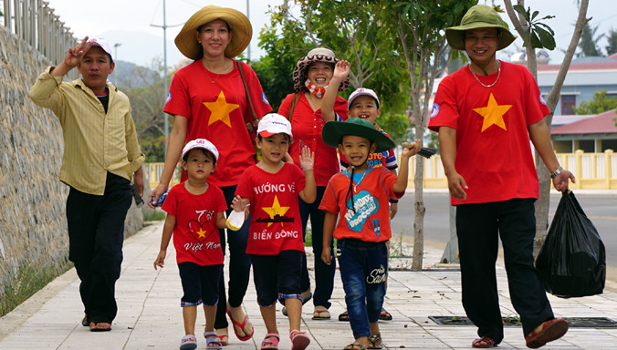 Gia đình anh Nguyễn Thành Hưng, chị Lê Thị Trúc Hà và gia đình anh Lê Đức Pháp, chị Nguyễn Thị Thu Hà ở thị trấn Trường Sa về quê ăn Tết.