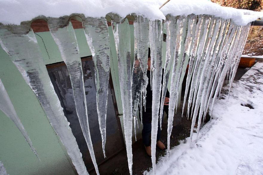 Từ đầu tuần tới nay, nhiệt độ nhiều nơi tại Hàn Quốc liên tục duy trì ở mức âm. Tính đến 5h sáng 22/1, nhiệt độ tại thủ đô Seoul là -10 độ C, Incheon -8.5 độ C, khu vực phía nam như thành phố Busan nhiệt độ là -2,3 độ C, đảo Jeju 2 độ C…