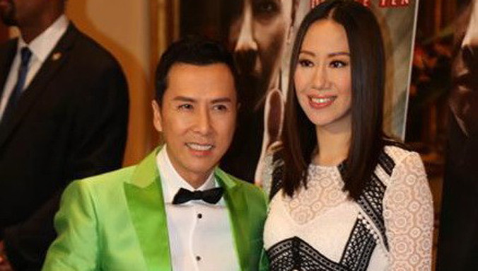 Chân Tử Đan xuất hiện cùng vợ là Uông Thi Thi tại buổi ra mắt của Diệp Vấn 3 tại Los Angeles, Mỹ. Ảnh: Xinhua.