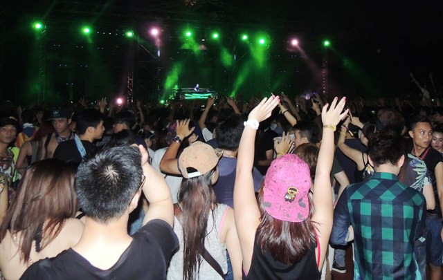 Nhiều đứa con ngoan "nổi loạn" sau lưng bố mẹ. Ảnh minh họa: Hoài Nam.