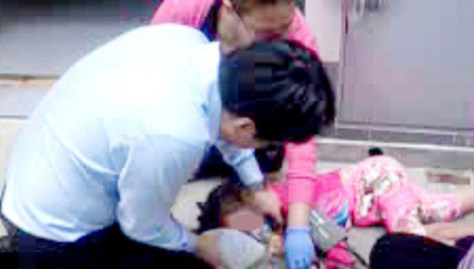 Em bé nằm bất động khi bị ngã từ tầng 4 xuống. Ảnh: asiaone.