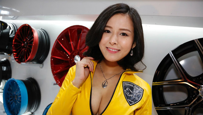 Người đẹp với khuôn mặt trái xoan, vòng 1 bốc lửa và nụ cười duyên dáng tại Tokyo Auto Salon 2016.