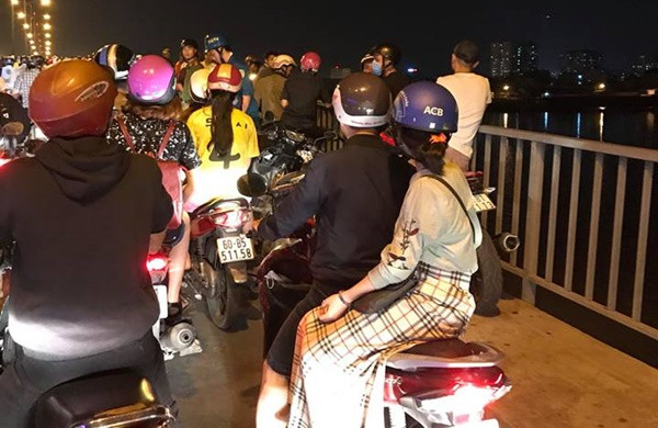 Nhiều người dân hiếu kỳ đứng xem vụ việc