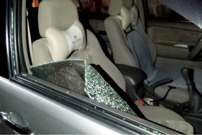 Xe anh Triều bị đập bể kính.