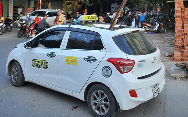 Chiếc ô tô bị thanh sắt rơi xuyên qua nóc