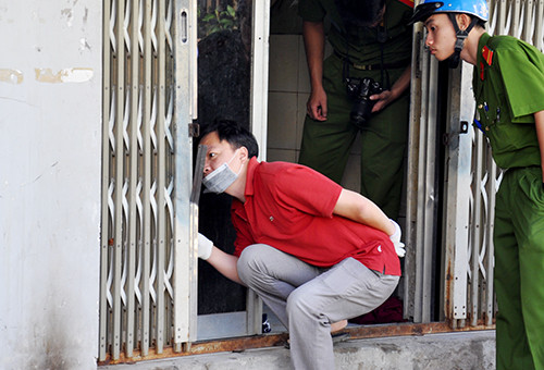 Cảnh sát khám nghiệm hiện trường, nơi cô gái bị sát hại