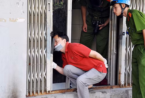 Cảnh sát khám nghiệm hiện trường, nơi cô gái bị sát hại