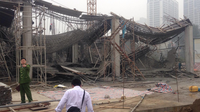 Hiện trường vụ sập giàn giáo