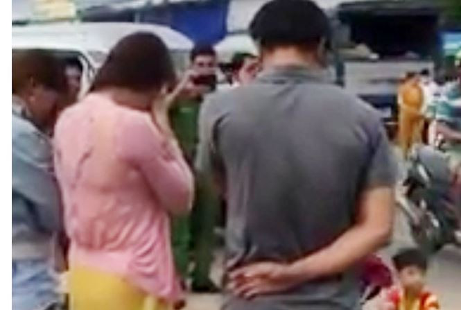 Công an thị trấn Dương Đông bêu rếu tên người mua dâm ở lề đường. Ảnh chụp màn hình