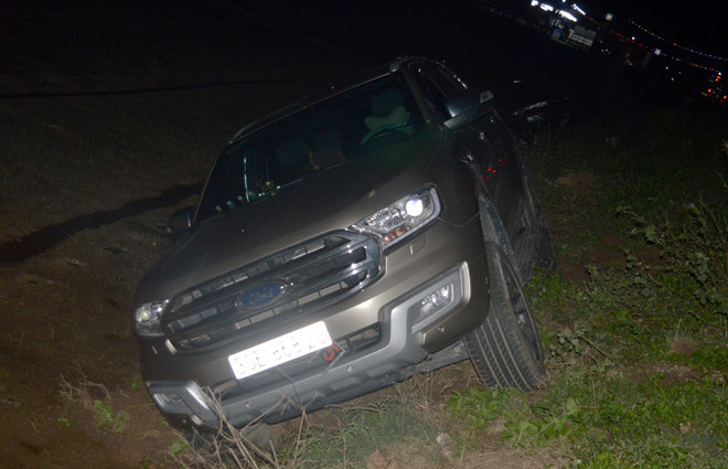 Bị nhóm niên chặn xe uy hiếp bất ngờ, ông Khánh hoảng sợ lùi ôtô văng xuống đám ruộng ven quốc lộ 1 đoạn qua thị trấn Mộ Đức(huyện Mộ Đức). Ảnh: Công an huyện Mộ Đức cung cấp