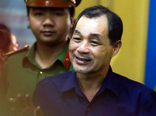 Ông Trầm Bê cười với người thân sáng nay. Ảnh: VnExpress