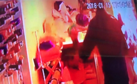 Hình ảnh camera ghi lại cảnh người đàn ông bịt mặt tẩm xăng đốt chị H.