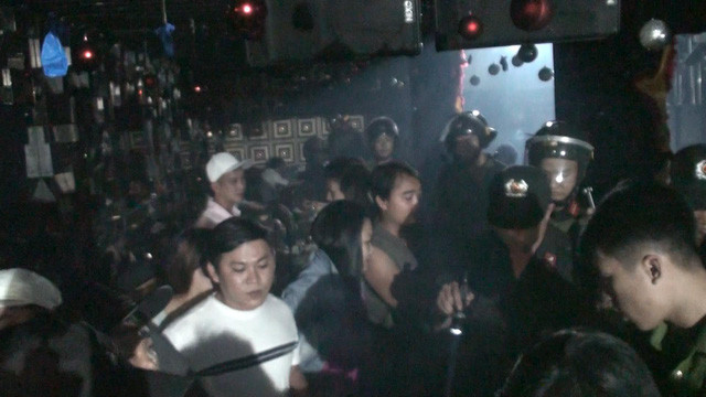 Lực lượng công an đột kích quán bar Tip Top