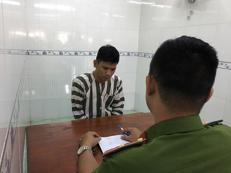 Tại cơ quan điều tra, Khánh khai mua dao về phòng thân sau đó dùng để cướp