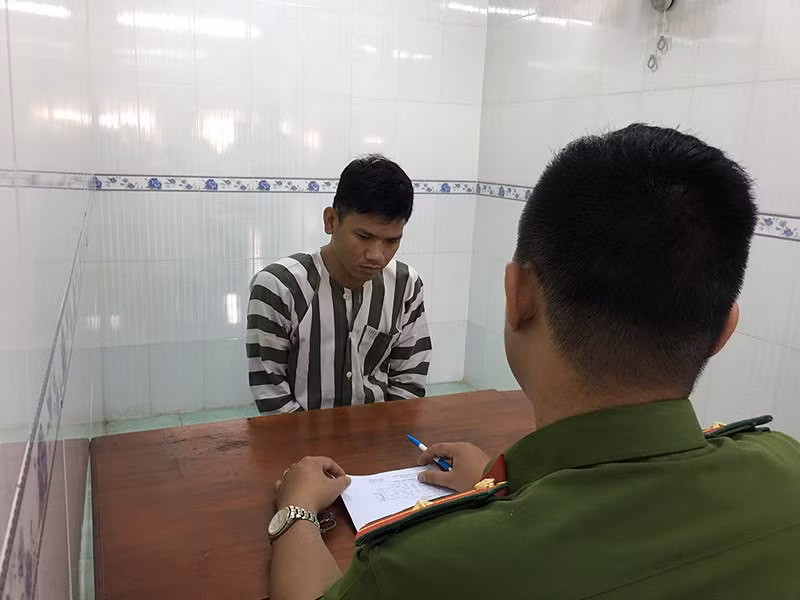 Tại cơ quan điều tra, Khánh khai mua dao về phòng thân sau đó dùng để cướp