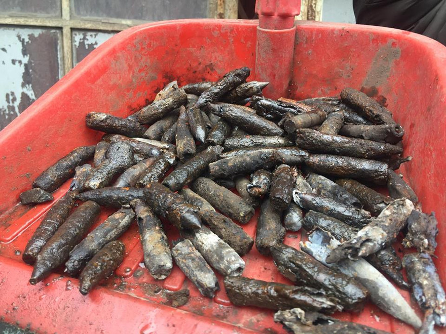 Nhiều người dân địa phương thu nhặt được nhiều đầu đạn mang về. Ảnh: Nguyễn Hoàn