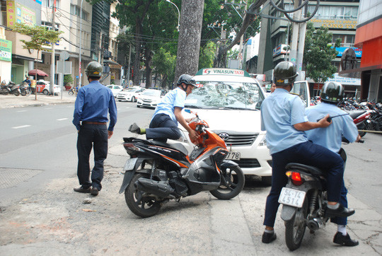 Cán bộ đô thị quận 1, TP HCM trong một lần xử lý vi phạm - Ảnh minh hoạ