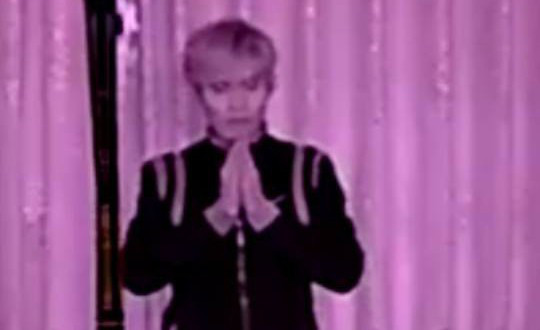 Tên trộm đứng trang nghiêm, lạy 3 lần trước bàn thờ nhà dân khi đột nhập vào trộm tài sản.