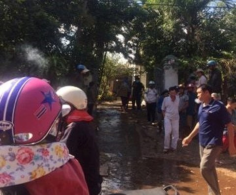 Công an phong tỏa để khám nghiệm hiện trường vụ án mạng khiến 2 người tử vong trong ngôi nhà khóa trái cửa