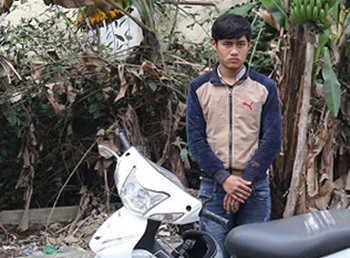 Phạm Văn Long và chiếc xe đâm cảnh sát. Ảnh: Công an tỉnh Vĩnh Phúc