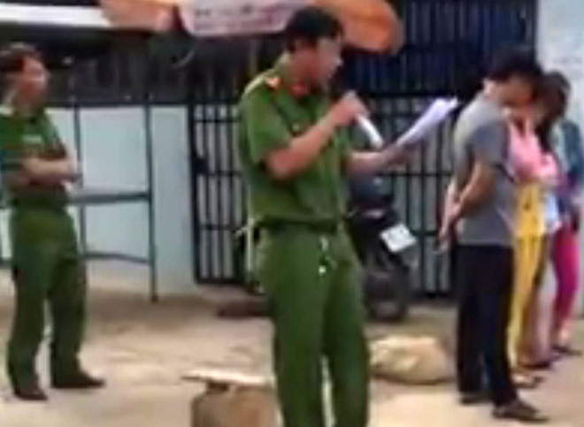 Công an thị trấn Dương Đông được cho là đưa 3 người ra vỉa hè để công khai hành vi liên quan đến mua, bán dâm. Ảnh cắt từ clip