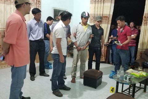 Đưa nghi phạm về nhà để thực nghiệm lại việc sát hại nạn nhân