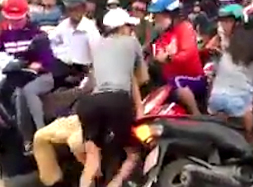 Nam thanh niên quật ngã cảnh sát giao thông. Ảnh: Cắt từ video