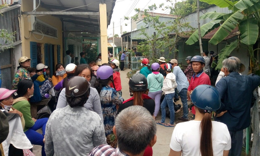 Người dân tập trung rất đông tại hiện trường xảy ra án mạng