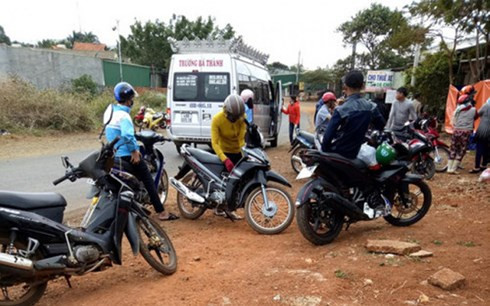 Người dân tập trung bên ngoài ngôi nhà nơi phát hiện vụ việc (Ảnh: Người đưa tin)