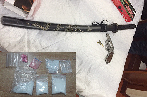 Súng và tang vật cảnh sát thu giữ. Ảnh: Công an cung cấp