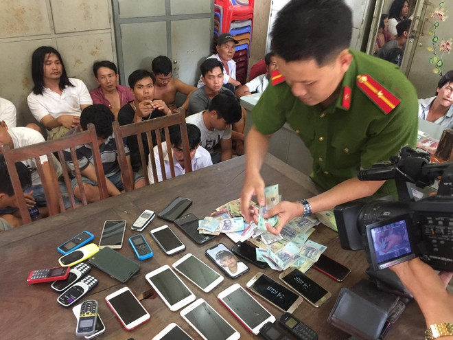 Các đối tượng và tang vật bị Công an bắt giữ