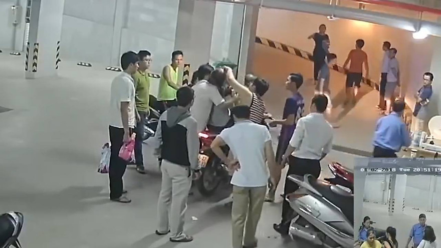 Ông Quang được người nhà và cư dân tại chung cư đưa đi cấp cứu